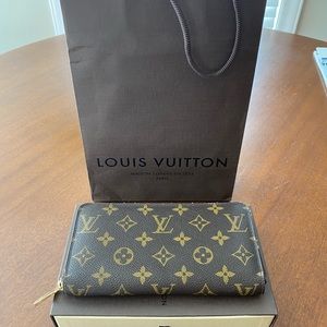 Authentic Louis Vuitton Zippy Wallet